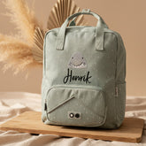 Personalisierter großer Trixie Kinder-Rucksack Herr Hai in Blau mit Name – 11-Liter-Rucksack mit Haimotiv für Schule und Ausflüge