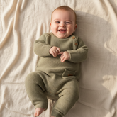 Weicher Strickstrampler in Olive fuer Babys mit hohem Tragekomfort, ideal fuer Alltag, Ausfluege und besondere Momente