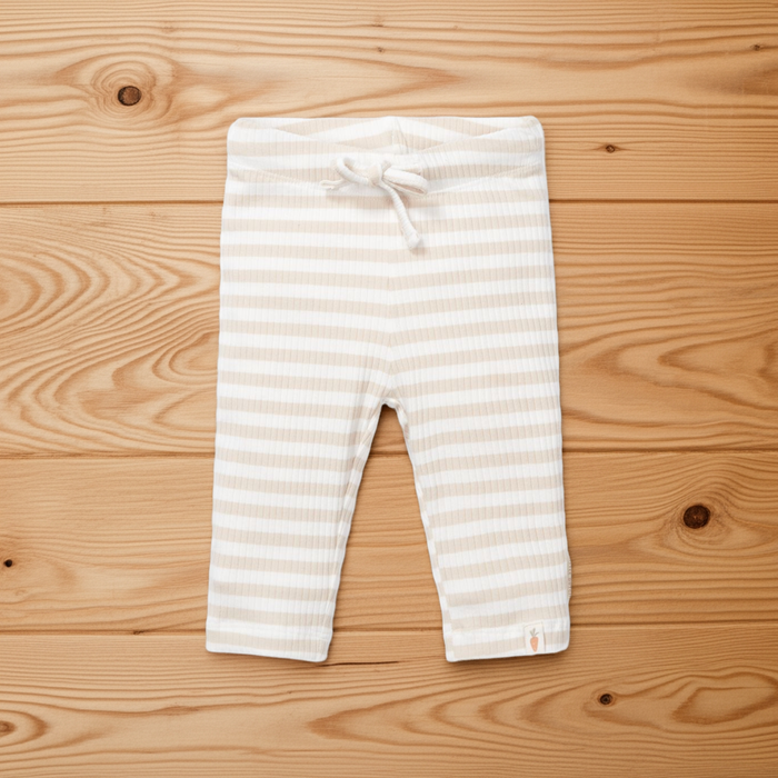 Little Dutch Babyhose Stripe Sand/White – Detailansicht des Streifenmusters