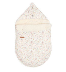 Babyschalen-Fußsack Flowers & Butterflies für Maxi-Cosi und viele Babyschalen der Gruppe 0+ mit kuscheligem Teddyfutter, hochwertiger Baumwolle und floralem Schmetterlingsdesign. Warmer Winterfußsack für Babys von Schmatzepuffer.