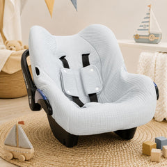 Hellblauer Babyschalenbezug aus Baumwolle passend für viele Maxi-Cosi Babyschalen der Gruppe 0+ für komfortable und stilvolle Autofahrten mit Baby.