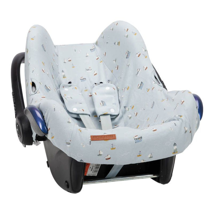 Babyschalenbezug Sailors Bay Blau mit maritimem Segelboot-Motiv aus Baumwolle für Maxi-Cosi Babyschalen. Weich, atmungsaktiv, feuchtigkeitsabsorbierend und waschbar – hochwertiges Babyschalenzubehör von Schmatzepuffer aus Bocholt.