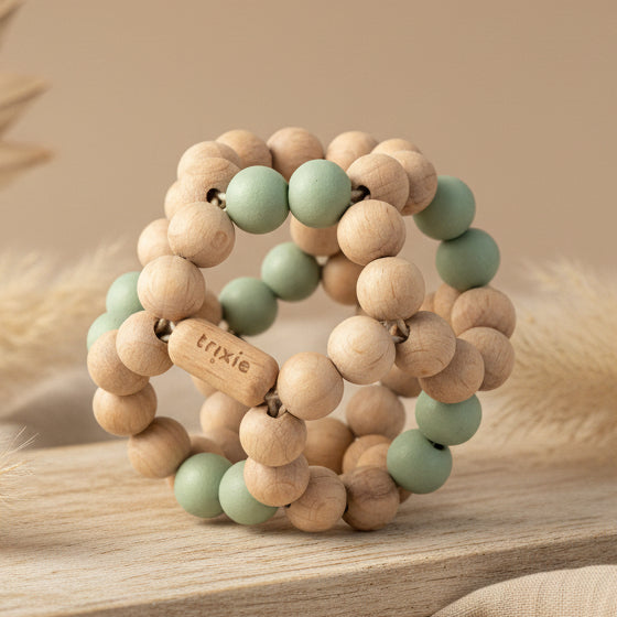 Trixie Holzperlen-Ball in Mint aus Buchenholz – leichter Greifball für Babys ab 6 Monaten zum Greifen, Rollen und Werfen