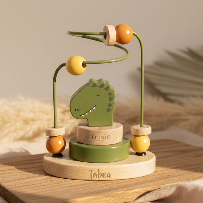 Personalisierbare Trixie Motorikschleife Herr Dino aus Holz mit Lasergravur – Motorikspielzeug mit Perlen für Kinder ab 12 Monaten