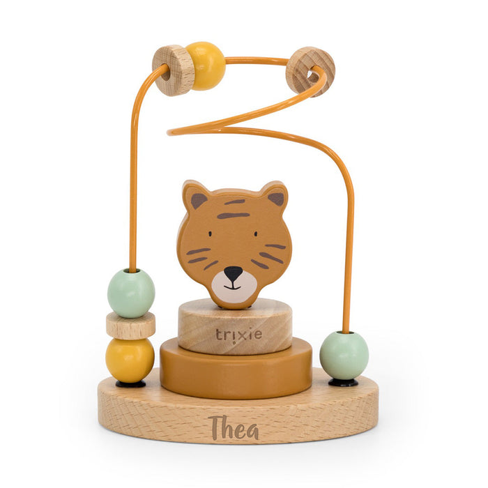 Trixie Holz-Motorikschleife Herr Tiger personalisierbar mit Gravur – feinmotorisches Lernspielzeug mit Tigermotiv und bunten Perlen