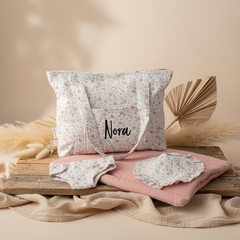 Personalisierte Puppenwickeltasche Soft Flowers mit Name – florale Tasche für Puppenzubehör