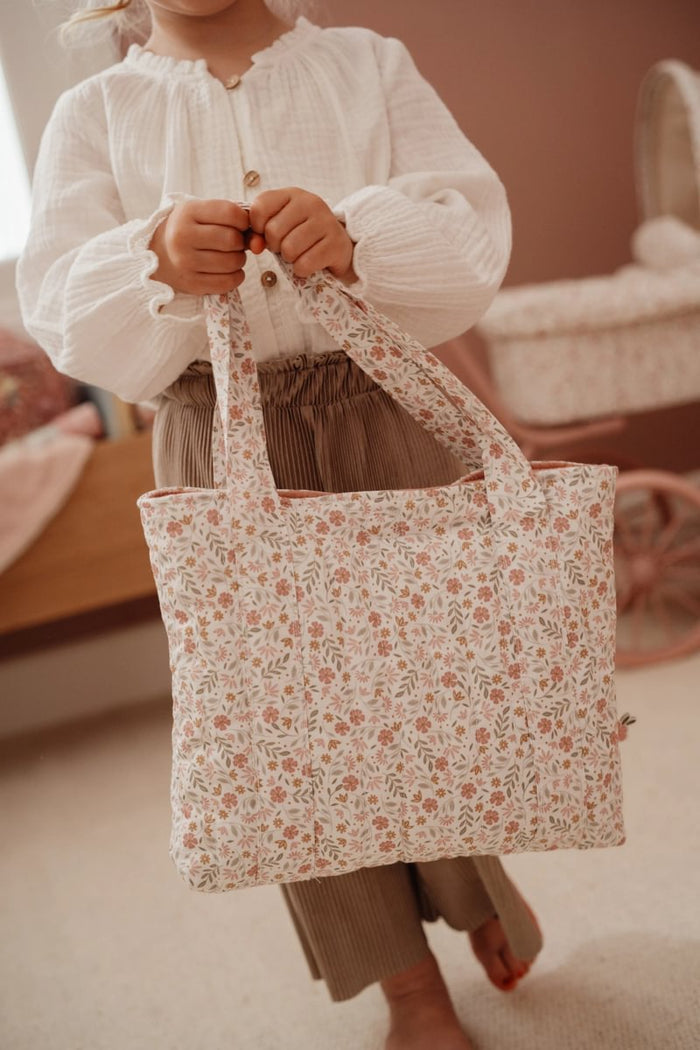 Puppenwickeltasche Soft Flowers mit Zubehör – Lifestyle-Ansicht für Rollenspiele