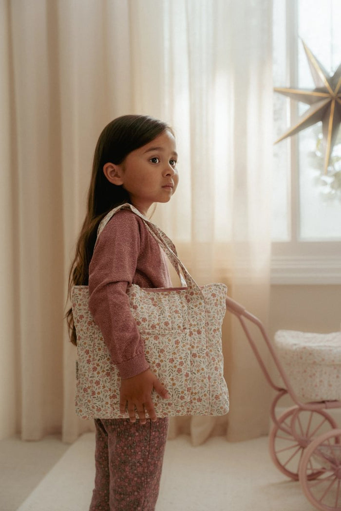 Soft Flowers Puppenwickeltasche mit Puppenzubehör – Detailansicht