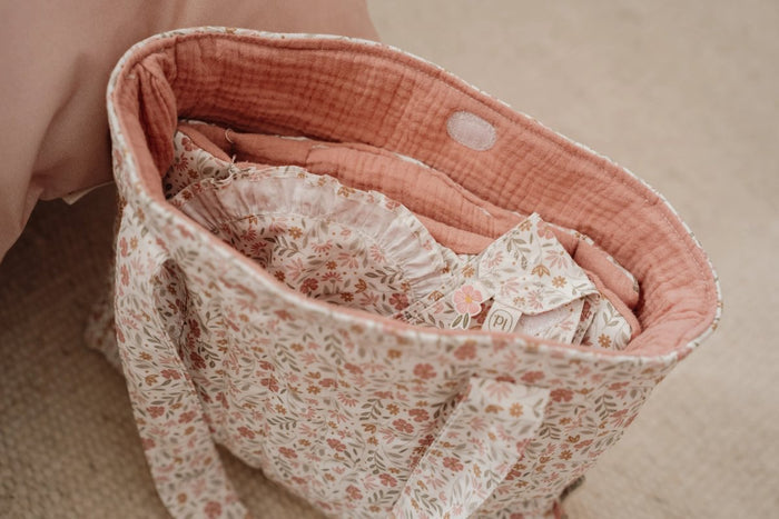Puppenwickeltasche Soft Flowers für Kinder – weitere Spielszene mit Zubehör