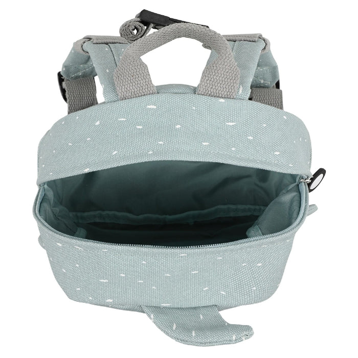 Trixie Kinder-Rucksack Herr Hai in Blau – Detailansicht mit Frontfach, Brustgurt und kinderfreundlichen Reißverschlüssen