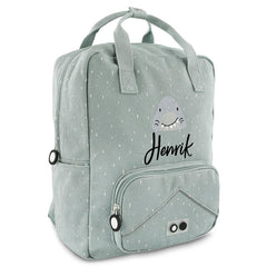 Trixie Rucksack groß Herr Hai personalisiert mit Namen – blauer Kinder-Rucksack mit A4-Fach, Brustgurt und reflektierenden Details