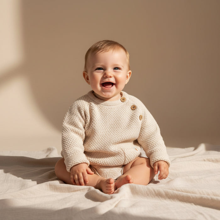 Sandfarbener Little Dutch Baby-Strickpullover – Vorderansicht
